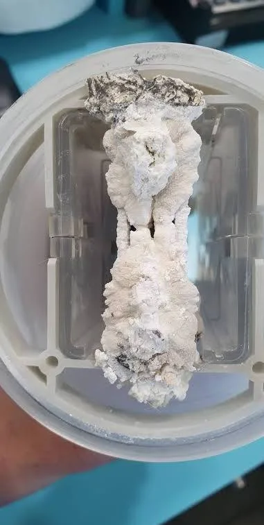 Cellule d’électrolyseur au sel dont les plaques sont recouvertes d’une épaisse croûte de calcaire blanc