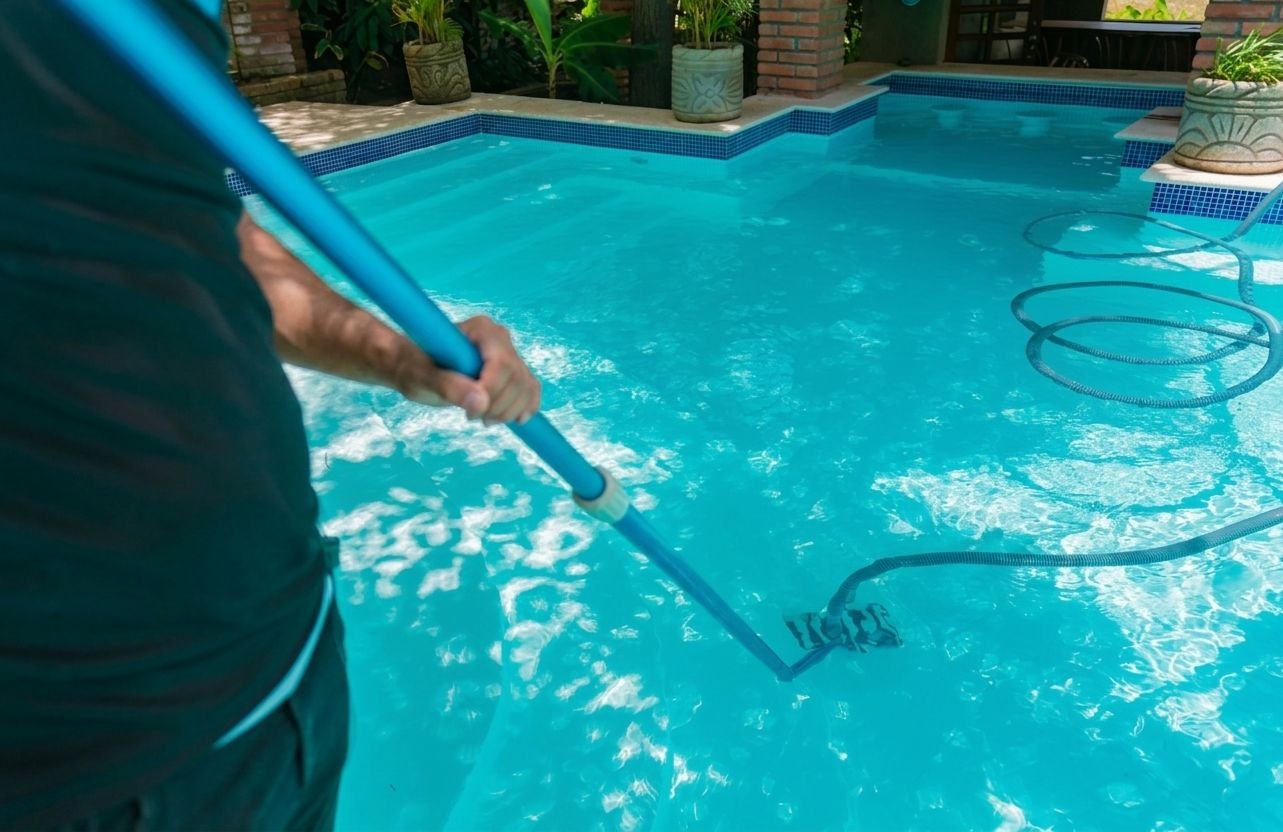 Nettoyage du fond d’une piscine au balai aspirateur