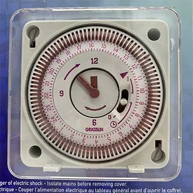 Horloge de programmation de la filtration d’une piscine, avec son cadran 24 heures et ses segments à enfoncer