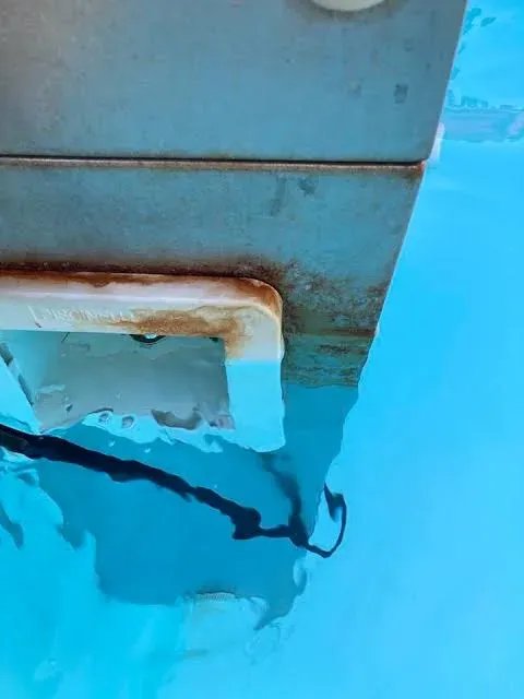 Pièce métallique rouillée sur le bord d’un élément immergé de piscine